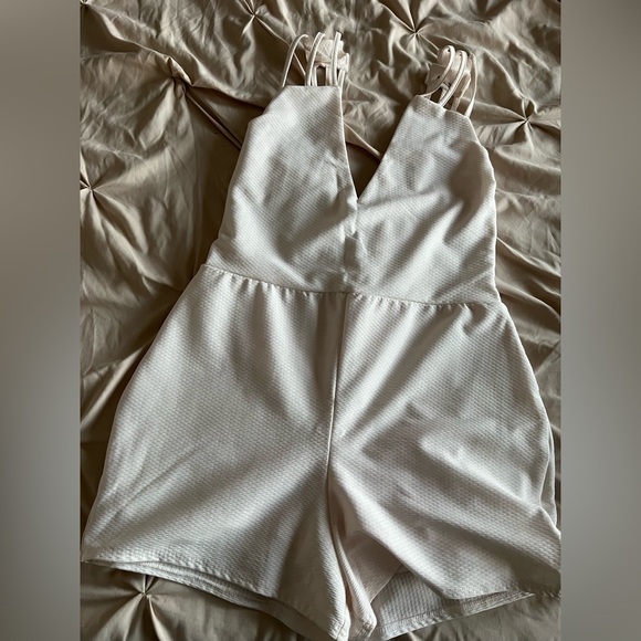 BOOHOO White V-Neck Romper - Picture 3 of 3